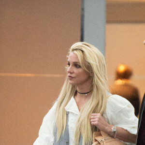Britney Spears et son compagnon Sam Asghari arrivent à l'aéroport de New York (JFK) le 13 mai 2018.