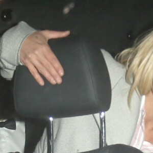 Britney Spears et son compagnon Sam Asghari montent en voiture après la soirée des beauty awards à Hollywood le 25 février 2018. 