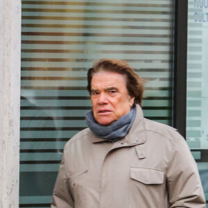 Exclusif - Bernard Tapie se promène incognito dans le quartier de Saint-Germain-des-Prés à Paris le 30 décembre 2015. L'homme d'affaires a annoncé récemment son retour en politique suite aux résultats des élections régionales.