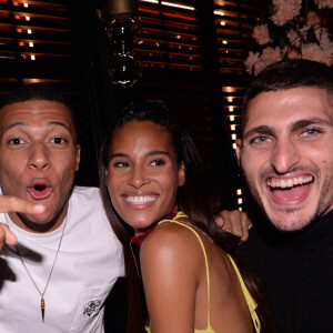 Semi-exclusif - Neymar Jr, Kylian Mbappé, Cindy Bruna et Marco Verratti lors de la soirée d'anniversaire de C.Bruna (27 ans) au restaurant Giusé Trattoria à Paris, France, le 1er octobre 2021. Un événement organisé par Five Eyes Production. © Rachid Bellak/Bestimage