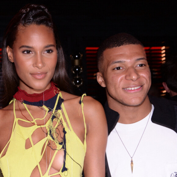 Semi-exclusif - Neymar Jr, Cindy Bruna, Kylian Mbappé et Marco Verratti lors de la soirée d'anniversaire de C.Bruna (27 ans) au restaurant Giusé Trattoria à Paris, France, le 1er octobre 2021. Un événement organisé par Five Eyes Production. © Rachid Bellak/Bestimage