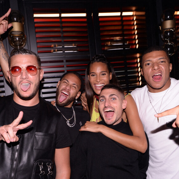 Semi-exclusif - DJ Snake (William Grigahcine), Neymar Jr, Cindy Bruna, Marco Verratti et Kylian Mbappé lors de la soirée d'anniversaire de C.Bruna (27 ans) au restaurant Giusé Trattoria à Paris, France, le 1er octobre 2021. Un événement organisé par Five Eyes Production. © Rachid Bellak/Bestimage