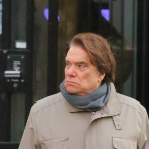 Bernard Tapie se promène incognito dans le quartier de Saint-Germain-des-Prés à Paris le 30 décembre 2015.