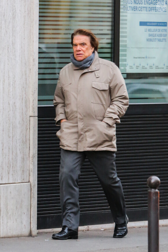 Bernard Tapie se promène incognito dans le quartier de Saint-Germain-des-Prés à Paris le 30 décembre 2015. L'homme d'affaires a annoncé récemment son retour en politique suite aux résultats des élections régionales.