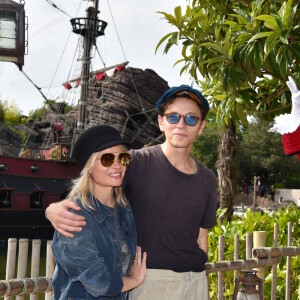 Le chanteur Raphaël et sa compagne Mélanie Thierry - Disneyland Paris inaugure la saison d'Halloween avec la présence de plusieurs célébrités françaises, le 25 septembre 2021.