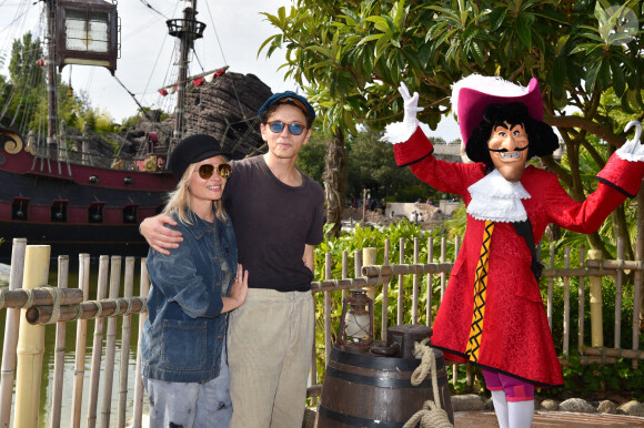 Le chanteur Raphaël et sa compagne Mélanie Thierry - Disneyland Paris inaugure la saison d'Halloween avec la présence de plusieurs célébrités françaises, le 25 septembre 2021.