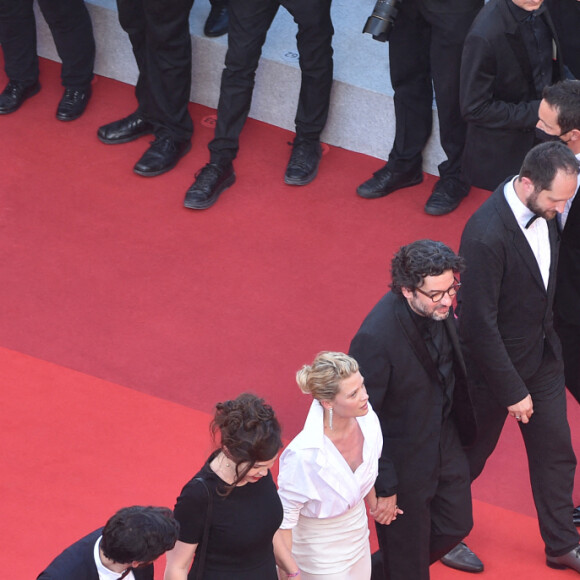 Laurent Dailland, Romain Cogitore, Mélanie Thierry, Audrey Abiven, Éric Caravaca, Pierre-Simon Gutma - Montée des marches du film "OSS 117 : Alerte rouge en Afrique Noire" lors du 74e Festival de Cannes. Le 17 juillet 2021.