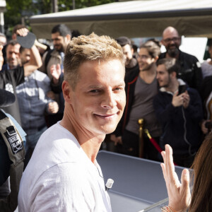 Matthieu Delormeau - Dernière de l'émission "C que du Kif" en direct sur C8 et présentée par Cyril Hanouna avec distribution de cadeaux dans la rue et prise de parole de Jean-Roch le 18 juin 2020. © Jack Tribeca / Bestimage