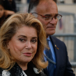 Catherine Deneuve arrive au défilé de mode Louis Vuitton lors de la Fashion Week printemps/été 2022 au Musée du Louvre. Paris, France, le 5 octobre 2021. © Veeren Ramsamy-Christophe Clovis/Bestimage