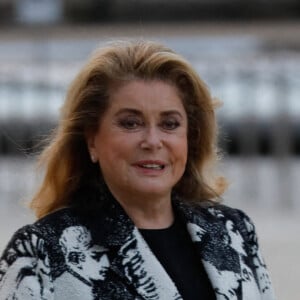 Catherine Deneuve arrive au défilé de mode Louis Vuitton lors de la Fashion Week printemps/été 2022 au Musée du Louvre. Paris, France, le 5 octobre 2021. © Veeren Ramsamy-Christophe Clovis/Bestimage