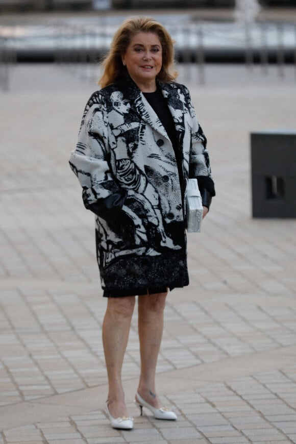 Catherine Deneuve arrive au défilé de mode Louis Vuitton lors de la Fashion Week printemps/été 2022 au Musée du Louvre. Paris, France, le 5 octobre 2021. © Veeren Ramsamy-Christophe Clovis/Bestimage