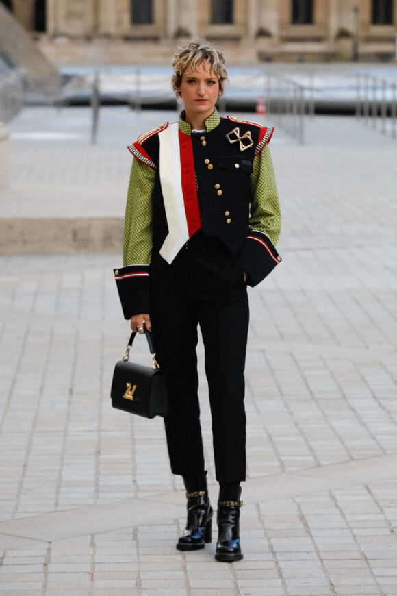 Agathe Rousselle arrive au défilé de mode Louis Vuitton lors de la Fashion Week printemps/été 2022 au Musée du Louvre. Paris, France, le 5 octobre 2021. © Veeren Ramsamy-Christophe Clovis/Bestimage