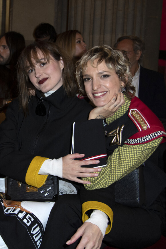 Renate Reinsve et Agathe Rousselle assistent au défilé de mode Louis Vuitton lors de la Fashion Week printemps/été 2022 au Musée du Louvre. Paris, France, le 5 octobre 2021.