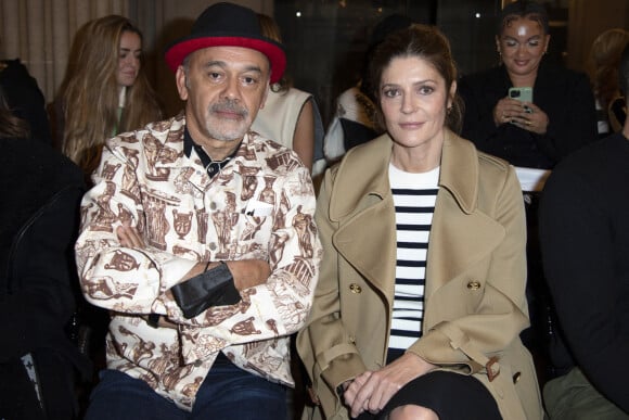 Christian Louboutin et Chiara Mastroianni assistent au défilé de mode Louis Vuitton lors de la Fashion Week printemps/été 2022 au Musée du Louvre. Paris, France, le 5 octobre 2021.