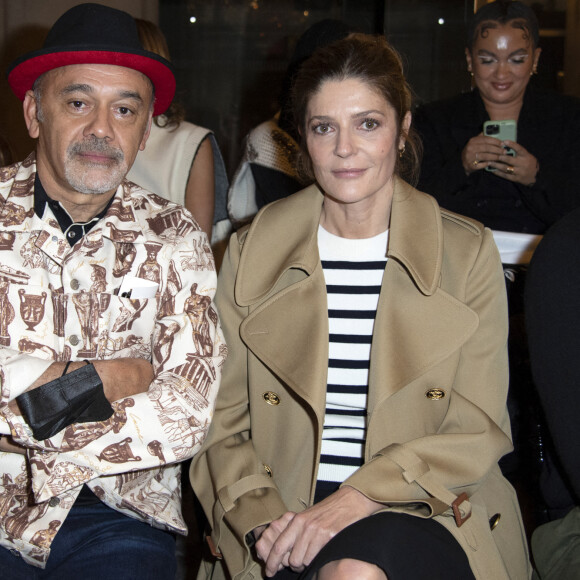 Christian Louboutin et Chiara Mastroianni assistent au défilé de mode Louis Vuitton lors de la Fashion Week printemps/été 2022 au Musée du Louvre. Paris, France, le 5 octobre 2021.