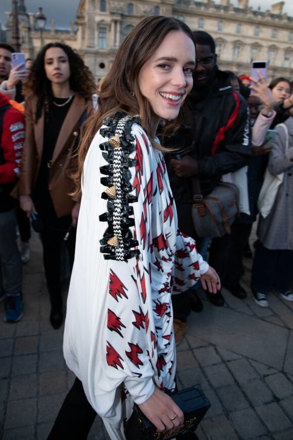 Stacy Martin arrive au défilé de mode Louis Vuitton lors de la Fashion Week printemps/été 2022 au Musée du Louvre. Paris, France, le 5 octobre 2021.