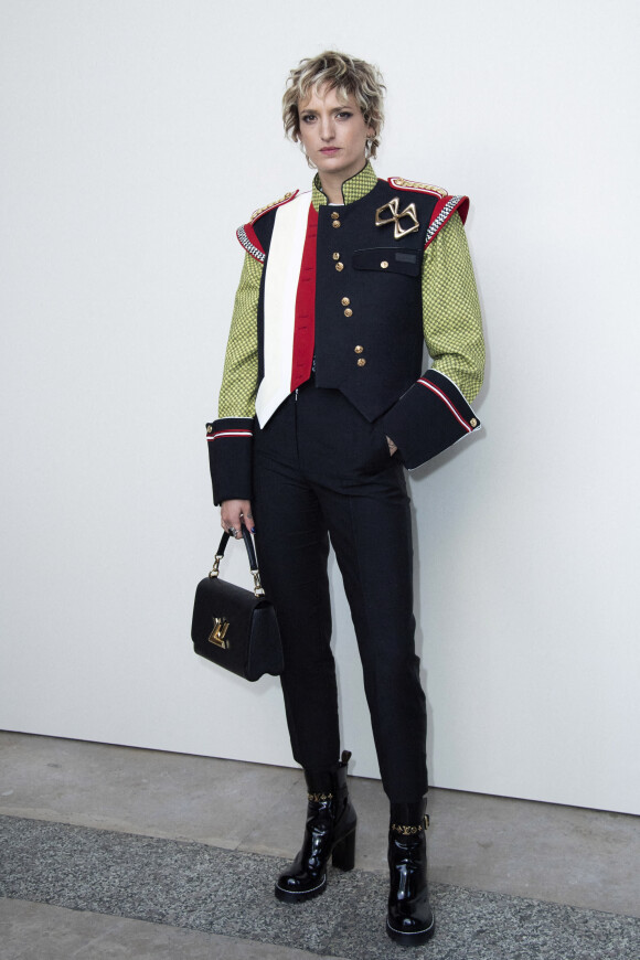 Agathe Rousselle arrive au défilé de mode Louis Vuitton lors de la Fashion Week printemps/été 2022 au Musée du Louvre. Paris, France, le 5 octobre 2021.