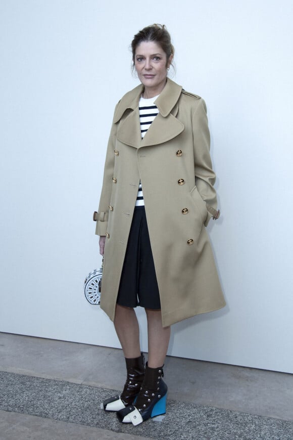 Chiara Mastroianni arrive au défilé de mode Louis Vuitton lors de la Fashion Week printemps/été 2022 au Musée du Louvre. Paris, France, le 5 octobre 2021.