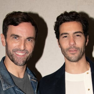 Nicolas Ghesquière et Tahar Rahim assistent au cocktail post-défilé de mode Louis Vuitton au Musée du Louvre. Paris, France, le 5 octobre 2021.