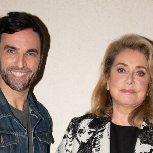 Nicolas Ghesquière et Catherine Deneuve assistent au cocktail post-défilé de mode Louis Vuitton au Musée du Louvre. Paris, France, le 5 octobre 2021.