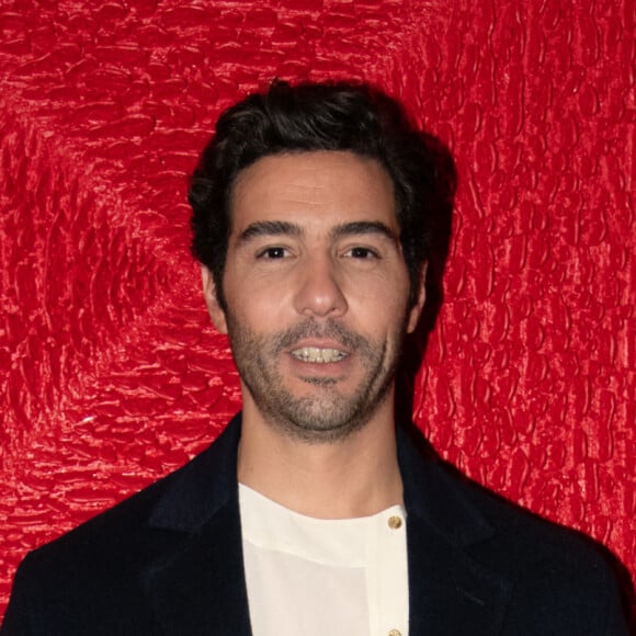 Tahar Rahim assiste au cocktail post-défilé de mode Louis Vuitton au Musée du Louvre. Paris, France, le 5 octobre 2021.