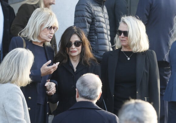 Maryse Gildas, Evelyne Bouix - Sorties des obsèques de Philippe Gildas en la salle de la Coupole au crématorium du cimetière du Père-Lachaise à Paris, le 5 novembre 2018.