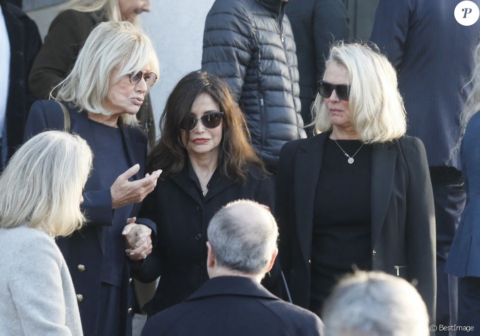 Maryse Gildas, Evelyne Bouix - Sorties des obsèques de Philippe Gildas en la salle de la Coupole au crématorium du cimetière du Père-Lachaise à Paris, le 5 novembre 2018.