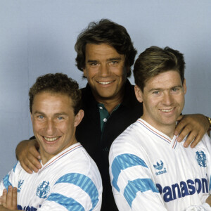 Archives - En France, à Paris, Bernard Tapie entouré de Chris Waddle et Jean-Pierre Papin en mai 1991.