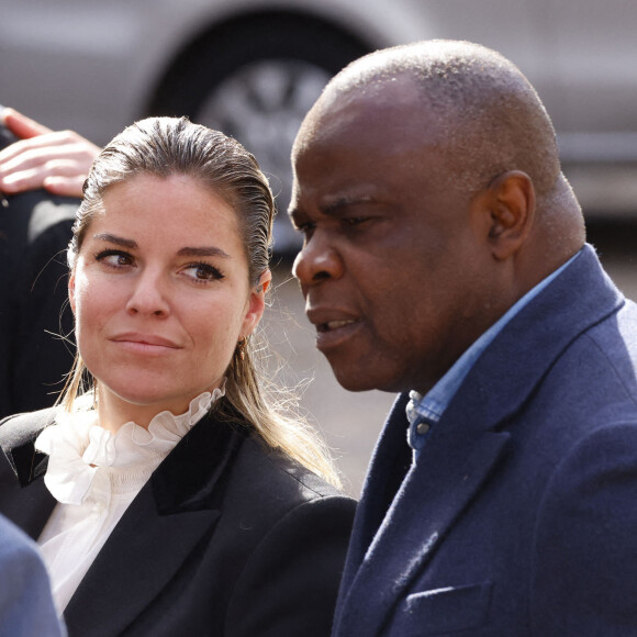 Sophie Tapie et Basile Boli - Sorties de la messe funéraire en hommage à Bernard Tapie en l'église Saint-Germain-des-Prés à Paris. Le 6 octobre 2021 © Jacovides-Moreau / Bestimage