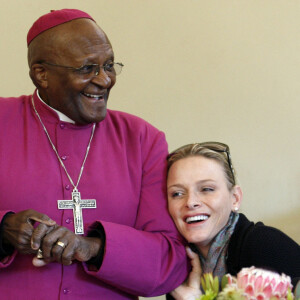 La princesse Charlene de Monaco à Cape Town avec l'archevêque Desmond Tutu, en Afrique du Sud, en 2011.