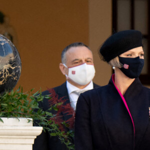 La princesse Charlène de Monaco, la princesse Gabriella de Monaco, comtesse de Carladès, le prince Jacques de Monaco, marquis des Baux, le prince Albert II de Monaco, la princesse Caroline de Hanovre - La famille princière assiste à une cérémonie de remise de médaille dans la cours du Palais de Monaco lors de la Fête Nationale 2020 de la principauté de Monaco le 19 novembre 2020. © David Nivière / Pool / Bestimage