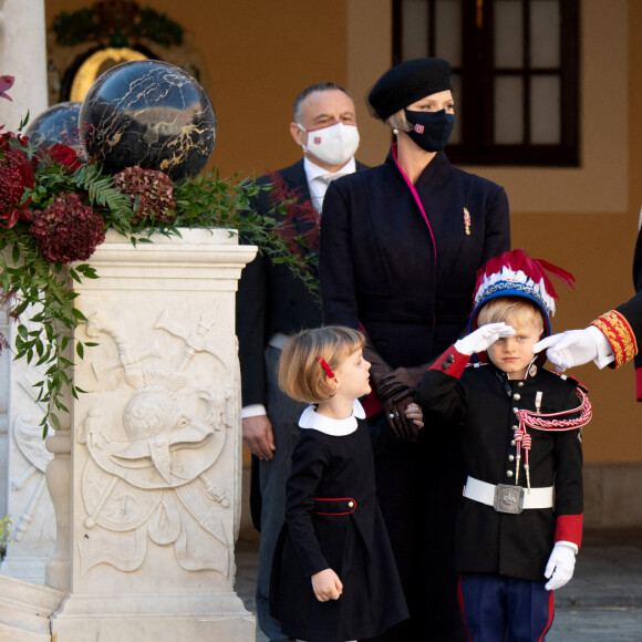 La princesse Charlène de Monaco, la princesse Gabriella de Monaco, comtesse de Carladès, le prince Jacques de Monaco, marquis des Baux, le prince Albert II de Monaco, la princesse Caroline de Hanovre - La famille princière assiste à une cérémonie de remise de médaille dans la cours du Palais de Monaco lors de la Fête Nationale 2020 de la principauté de Monaco le 19 novembre 2020. © David Nivière / Pool / Bestimage