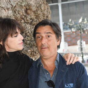 Charlotte Gainsbourg et son compagnon Yvan Attal lors de la 12ème édition du festival du Film Francophone d'Angoulême, France, le 20 août 2019. © Coadic Guirec/Bestimage