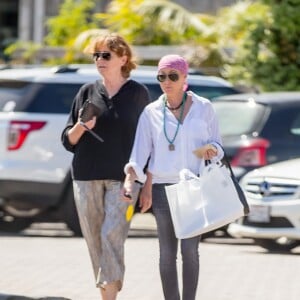 Exclusif - Shannen Doherty et sa mère Rosa sont allées faire du shopping à Malibu, le 26 juillet 2016. Elle porte un bandana sur la tête. L'actrice de la série "The Beverly Hills 90210" se bat depuis mars 2015 contre un cancer du sein.