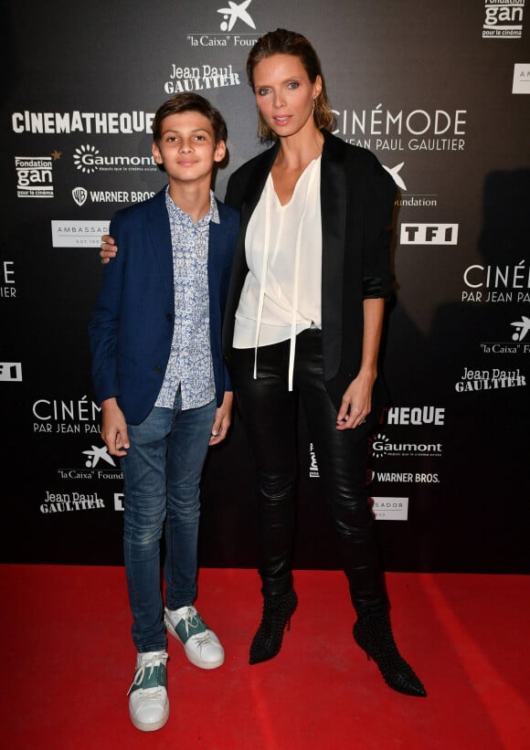 Sylvie Tellier et son fils Oscar - Visite privée de l'exposition Cinémode par Jean-Paul Gaultier à la cinémathèque française à Paris le 3 octobre 2021. © Veeren Ramsamy - Christophe Clovis/Bestimage 