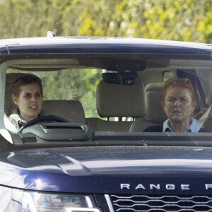 La princesse Beatrice d'York et sa mère Sarah Ferguson, duchesse d'York, quittent le château de Windsor en voiture, le 15 mai 2021.