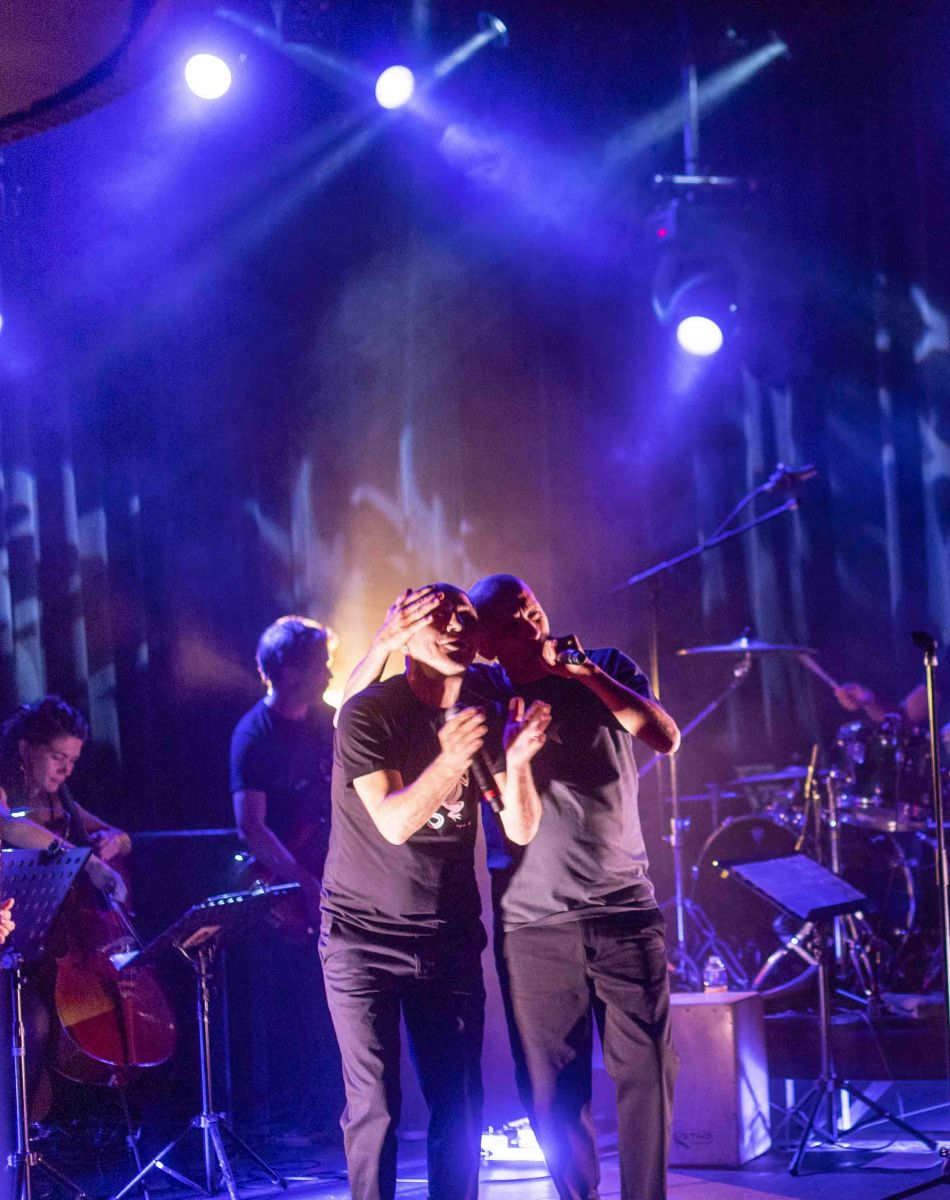 Exclusif - Mouss et Hakim , les deux frères de Zebda sortent un album avec des textes inédits de Claude Nougaro dans le cadre du projet "Les darons de la Garonne". Rendez-vous et concert aux Trois Baudets à Paris le 7 octobre 2021. C'est dans l'intimité de leur studio, aux Minimes, le quartier où ils ont grandi dès l'âge de 7 ans, que Mustapha et Hakim Amokrane ont peaufiné leur nouvel album, "Darons de la Garonne". Leur dernier opus remontait à 2005. Les deux frères issus de Zebda sortiront ce nouveau projet, basé sur des textes inédits de Claude Nougaro, en octobre. © Pierre Perusseau / Bestimage
