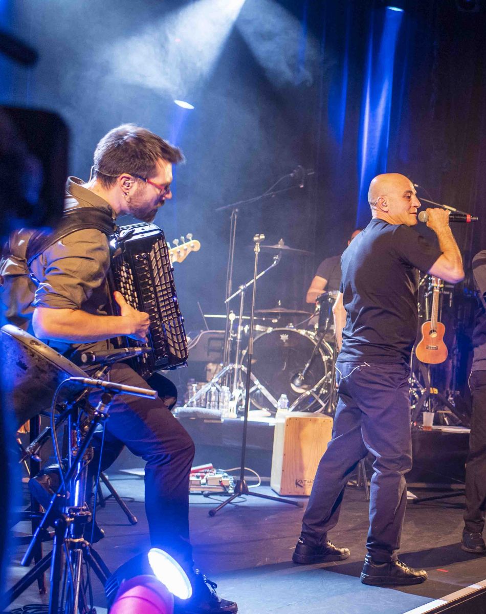 Exclusif - Mouss et Hakim , les deux frères de Zebda sortent un album avec des textes inédits de Claude Nougaro dans le cadre du projet "Les darons de la Garonne". Rendez-vous et concert aux Trois Baudets à Paris le 7 octobre 2021. C'est dans l'intimité de leur studio, aux Minimes, le quartier où ils ont grandi dès l'âge de 7 ans, que Mustapha et Hakim Amokrane ont peaufiné leur nouvel album, "Darons de la Garonne". Leur dernier opus remontait à 2005. Les deux frères issus de Zebda sortiront ce nouveau projet, basé sur des textes inédits de Claude Nougaro, en octobre. © Pierre Perusseau / Bestimage