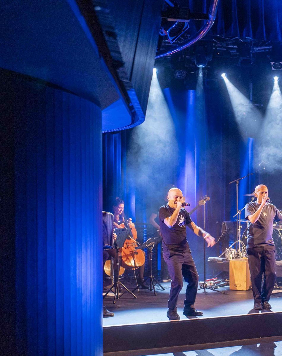 Exclusif - Mouss et Hakim , les deux frères de Zebda sortent un album avec des textes inédits de Claude Nougaro dans le cadre du projet "Les darons de la Garonne". Rendez-vous et concert aux Trois Baudets à Paris le 7 octobre 2021. C'est dans l'intimité de leur studio, aux Minimes, le quartier où ils ont grandi dès l'âge de 7 ans, que Mustapha et Hakim Amokrane ont peaufiné leur nouvel album, "Darons de la Garonne". Leur dernier opus remontait à 2005. Les deux frères issus de Zebda sortiront ce nouveau projet, basé sur des textes inédits de Claude Nougaro, en octobre. © Pierre Perusseau / Bestimage