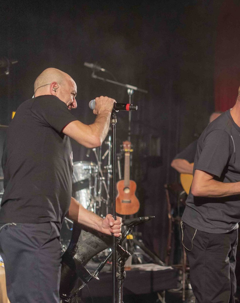 Exclusif - Mouss et Hakim , les deux frères de Zebda sortent un album avec des textes inédits de Claude Nougaro dans le cadre du projet "Les darons de la Garonne". Rendez-vous et concert aux Trois Baudets à Paris le 7 octobre 2021. C'est dans l'intimité de leur studio, aux Minimes, le quartier où ils ont grandi dès l'âge de 7 ans, que Mustapha et Hakim Amokrane ont peaufiné leur nouvel album, "Darons de la Garonne". Leur dernier opus remontait à 2005. Les deux frères issus de Zebda sortiront ce nouveau projet, basé sur des textes inédits de Claude Nougaro, en octobre. © Pierre Perusseau / Bestimage