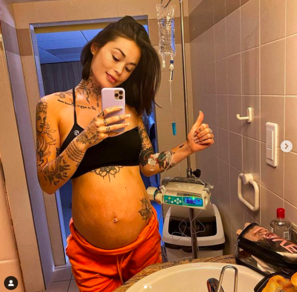Claire Tomek est enceinte de son premier enfant. Elle partage son accouchement sur les réseau sociaux.