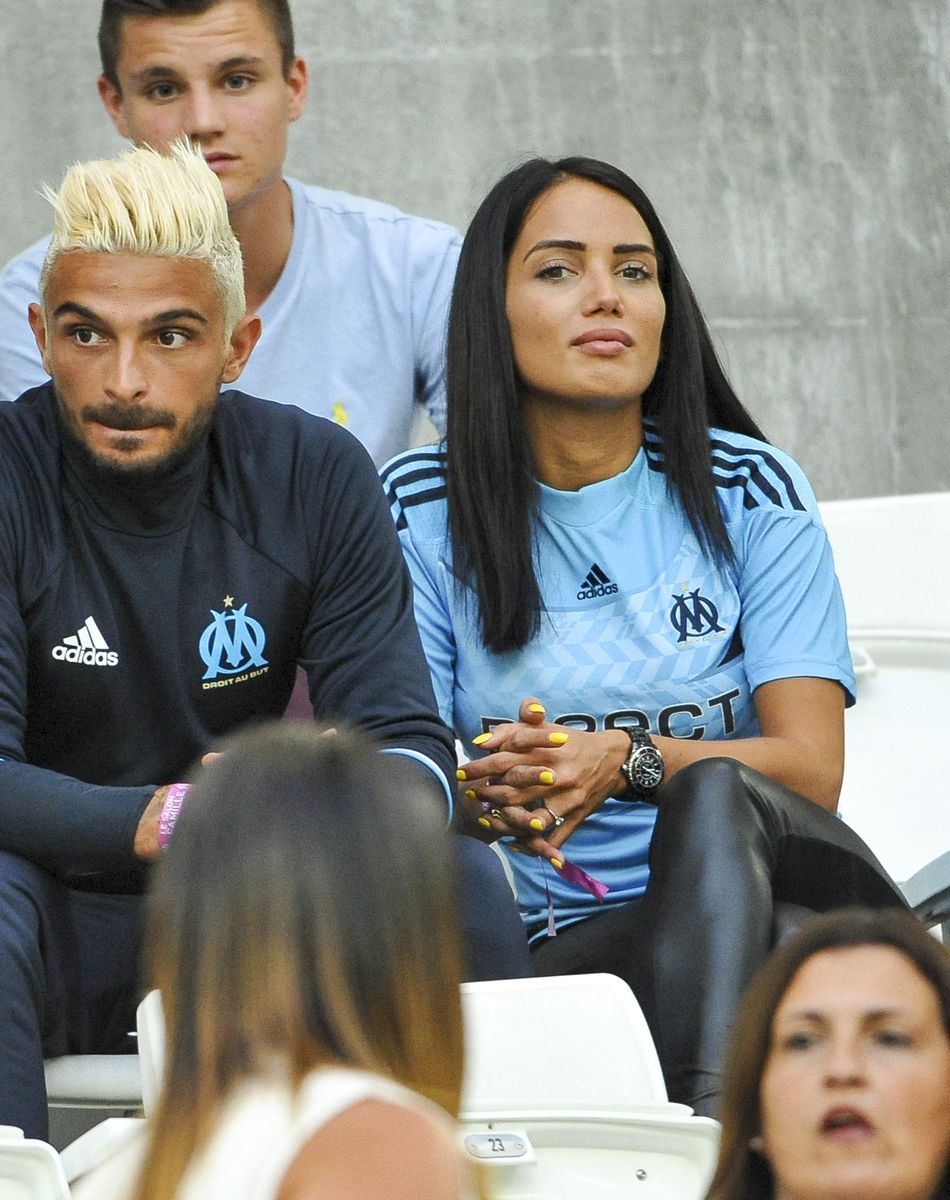 Exclusif - Julien Tanti (Les Marseillais), sa compagne Manon Marsault et un ami dans les tribunes du stade Vélodrome lors du match Olympique de Marseille (OM) à Toulouse Football Club (TFC) à Marseille, le 14 août 2016. © Pierre Pérusseau/Bestimage