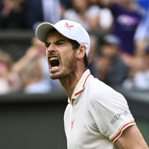 Andy Murray remporte le match contre le Géorgien Nikoloz Basilashvii à Wimbledon.