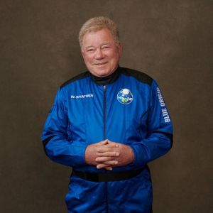 William Shatner a embarqué à bord de la fusée Blue Origin pour un vol suborbital depuis le Texas. Celui qui incarna le capitaine Kirk dans la série "Star Trek" est le plus âgé à voler dans l'espace à 90 ans, aux côtés de Chris Boshuizen, Audrey Powers et Glen de Vries.