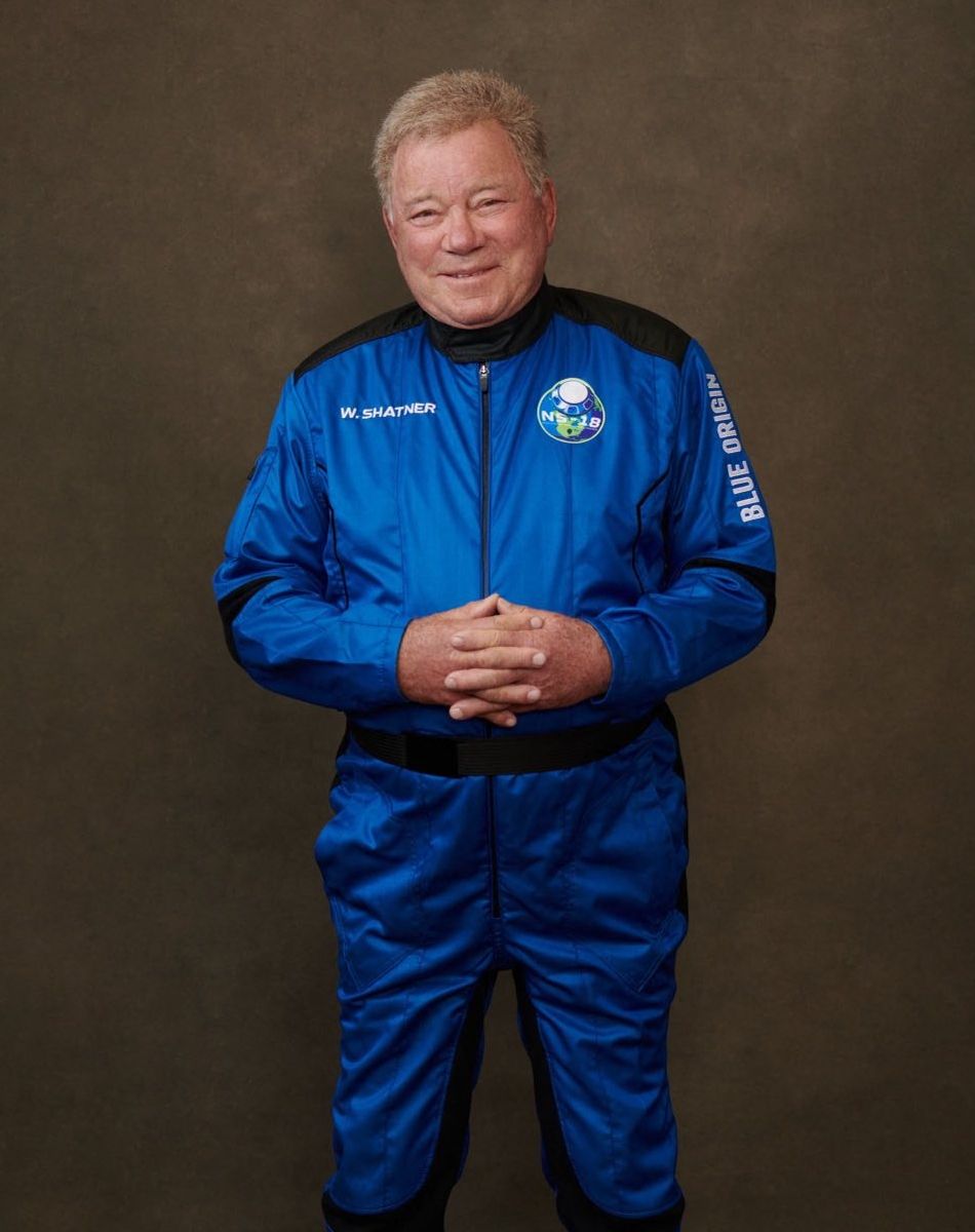 William Shatner a embarqué à bord de la fusée Blue Origin pour un vol suborbital depuis le Texas. Celui qui incarna le capitaine Kirk dans la série "Star Trek" est le plus âgé à voler dans l'espace à 90 ans, aux côtés de Chris Boshuizen, Audrey Powers et Glen de Vries.