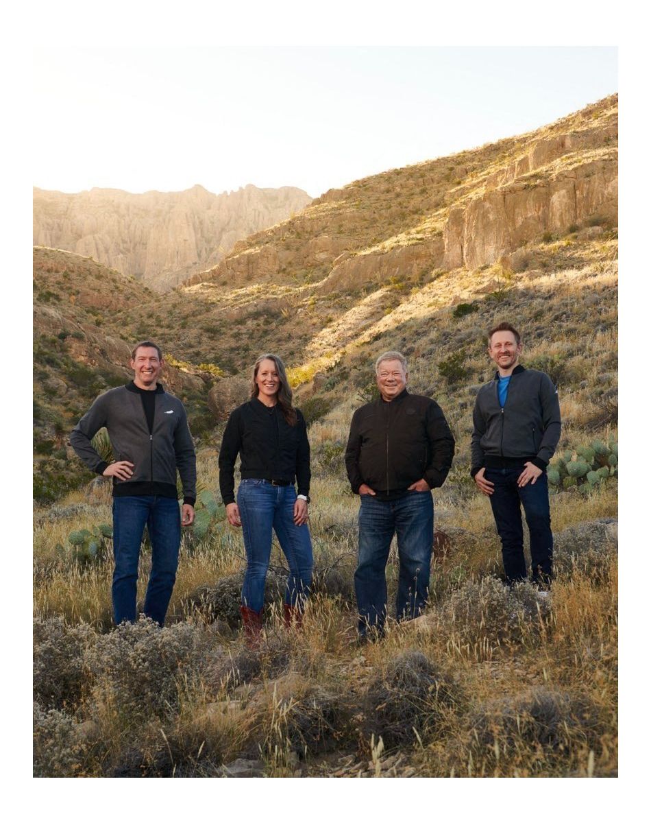 Glen de Vries, Audrey Powers, William Shatner et Chris Boshuizen - William Shatner embarquera à bord de la fusée Blue Origin pour un vol suborbital depuis le Texas. Celui qui incarna le capitaine Kirk dans la série "Star Trek" sera le plus âgé à voler dans l'espace à 90 ans, aux côtés de Chris Boshuizen, Audrey Powers et Glen de Vries.