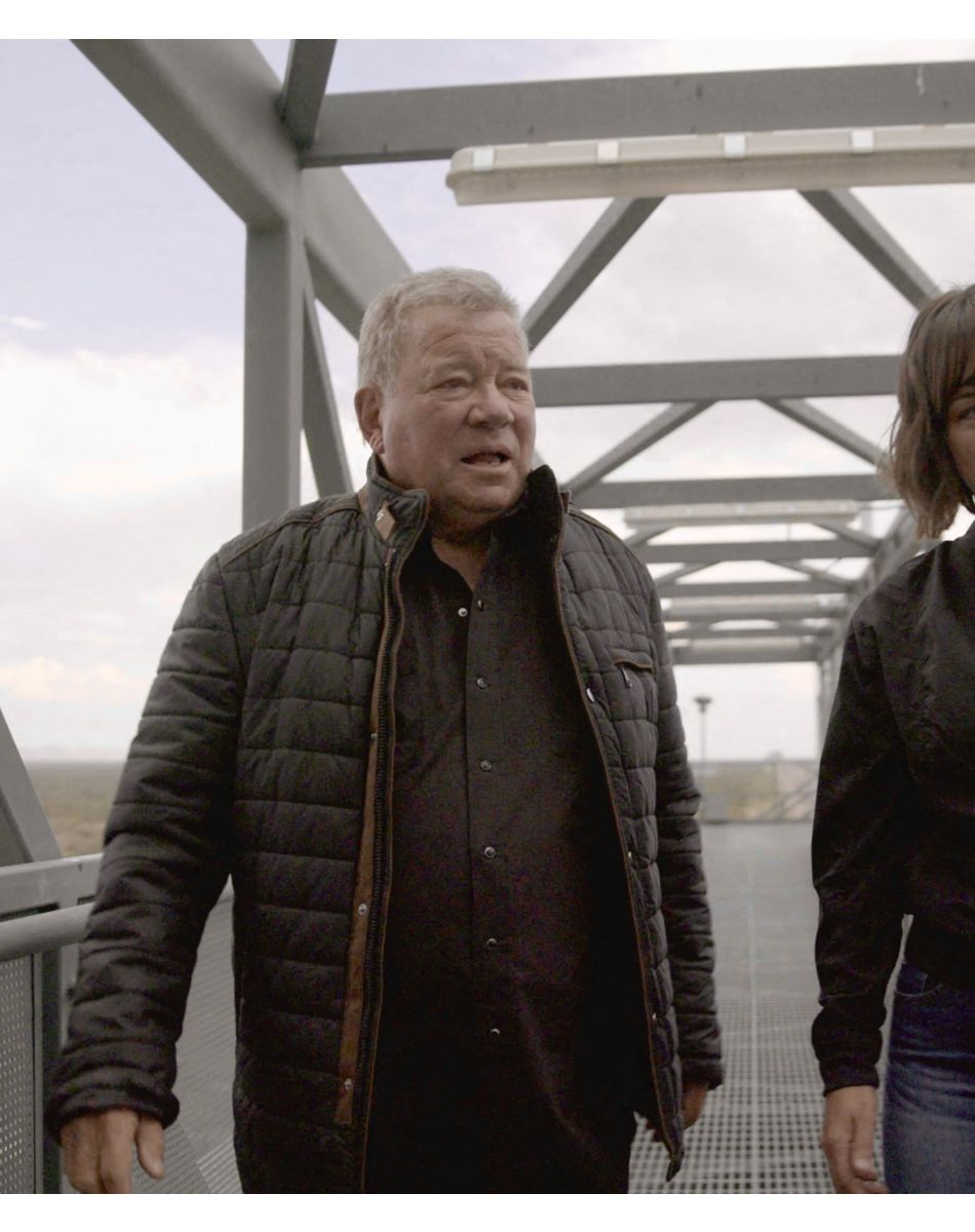 William Shatner et la vice-présidente des opérations de mission et de vol de "Blue Origin" - William Shatner embarquera à bord de la fusée Blue Origin pour un vol suborbital depuis le Texas. Celui qui incarna le capitaine Kirk dans la série "Star Trek" sera le plus âgé à voler dans l'espace à 90 ans, aux côtés de Chris Boshuizen, Audrey Powers et Glen de Vries.