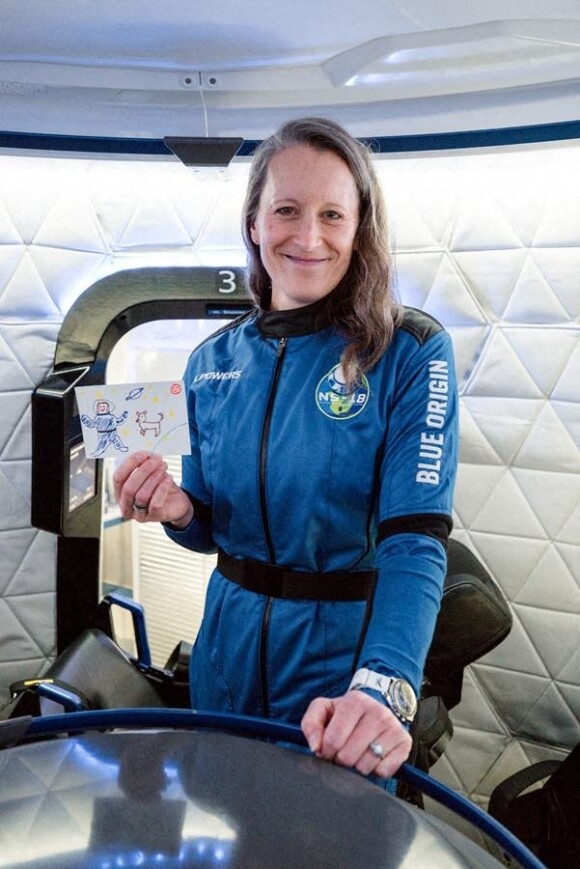 Audrey Powers embarque à bord de la fusée Blue Origin pour un vol suborbital depuis le Texas, le 13 octobre 2021.