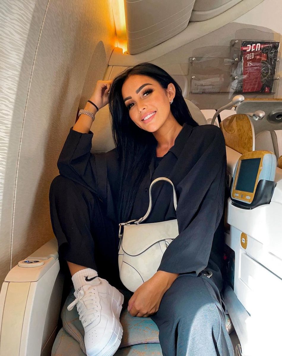 Fidji Ruiz, candidate de télé-réalité, est en couple avec le charmant Anas.