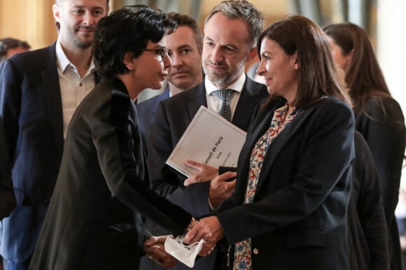 La maire de Paris, Anne Hidalgo accompagné de Emmanuel Grégoire est accueillie par Rachida Dati membre du parti Les Republicains (LR) et ancienne candidate aux élections municipales de Paris 2020, à son arrivée à la mairie de Paris pour la réunion du conseil de Paris qui l'élira officiellement après sa victoire aux élections municipales de Paris 2020 le week-end dernier. Le 3 juillet 2020, à Paris, France.